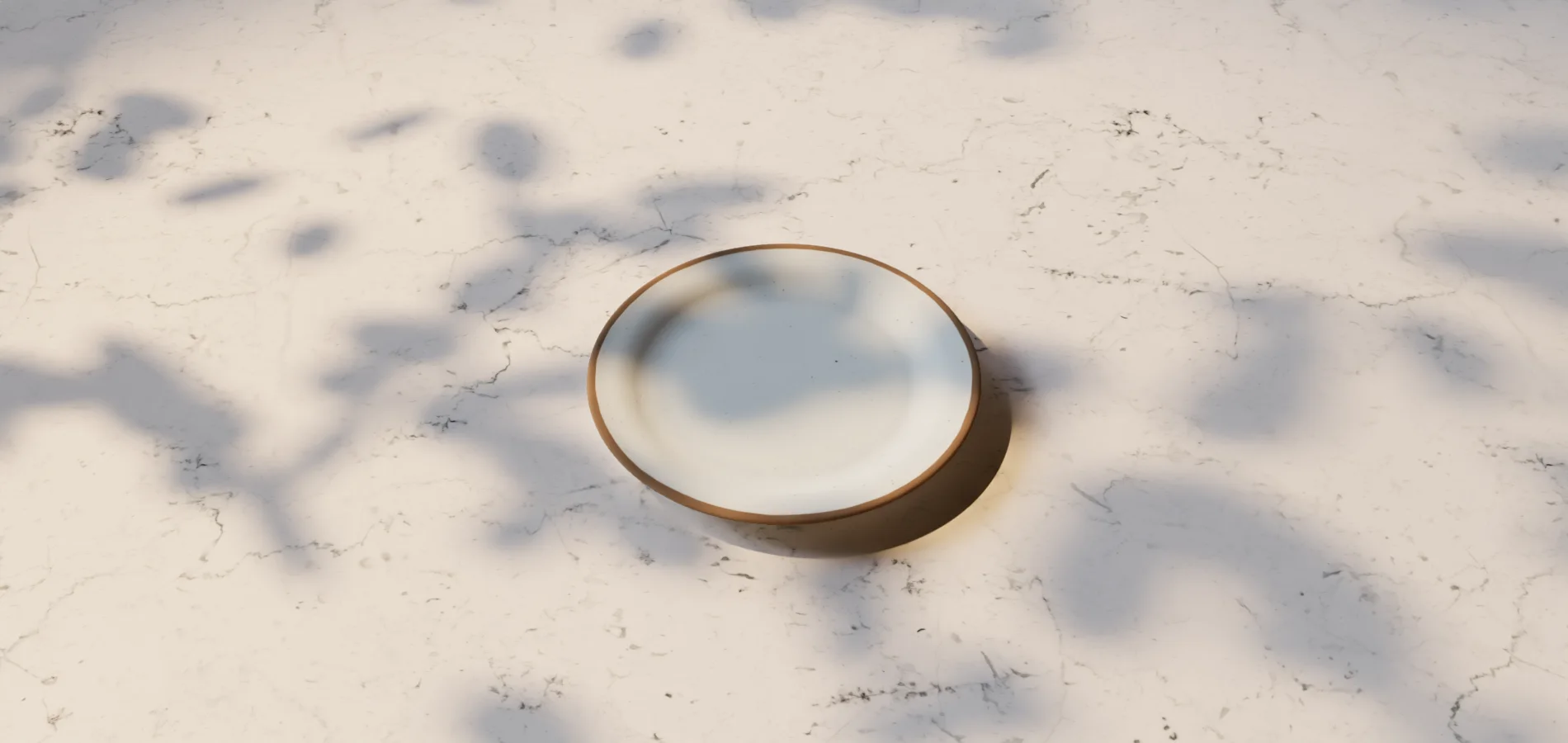 El plato sobre mármol con sol filtrado entre hojas.