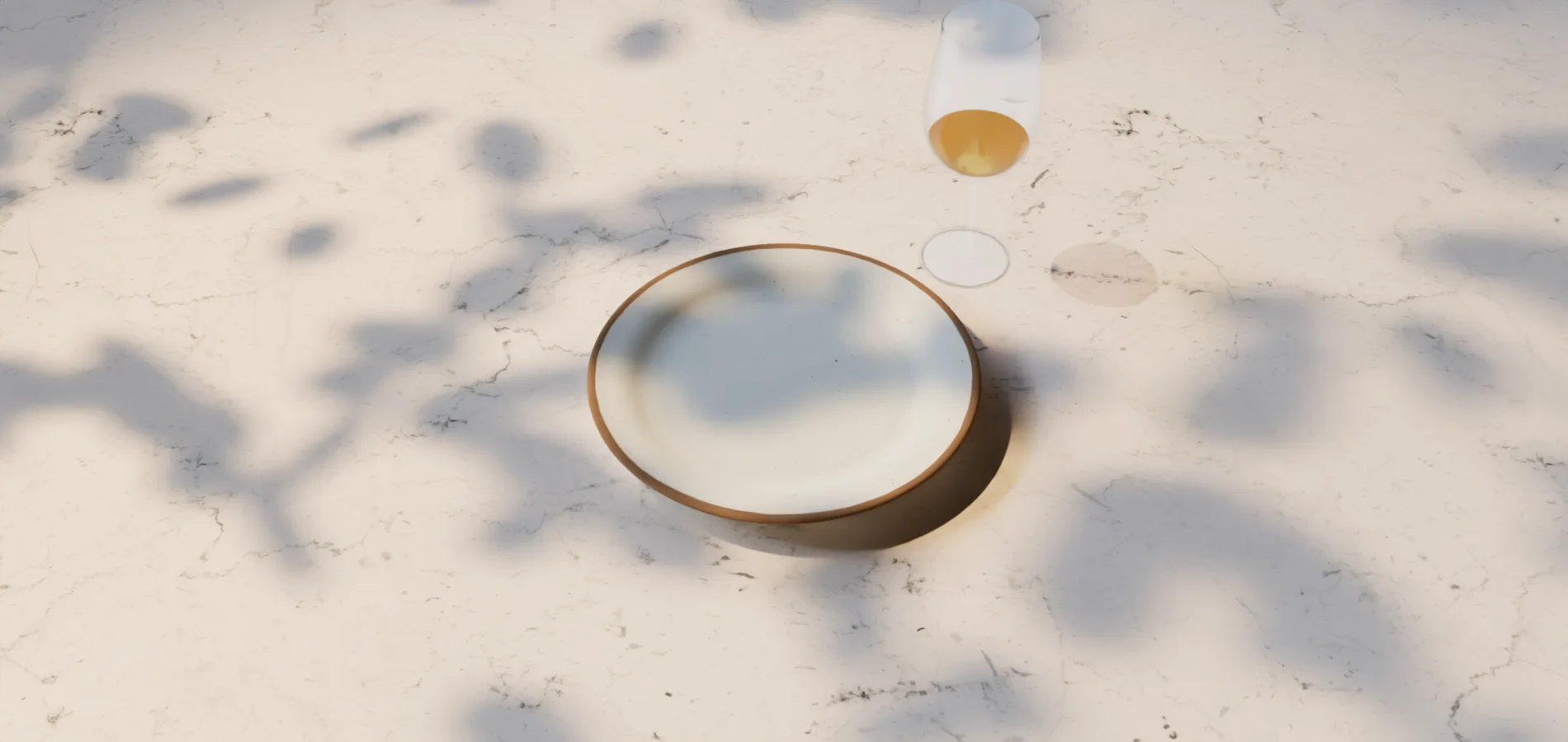 El plato sobre mármol, con sol entre hojas y una copa de vino blanco.